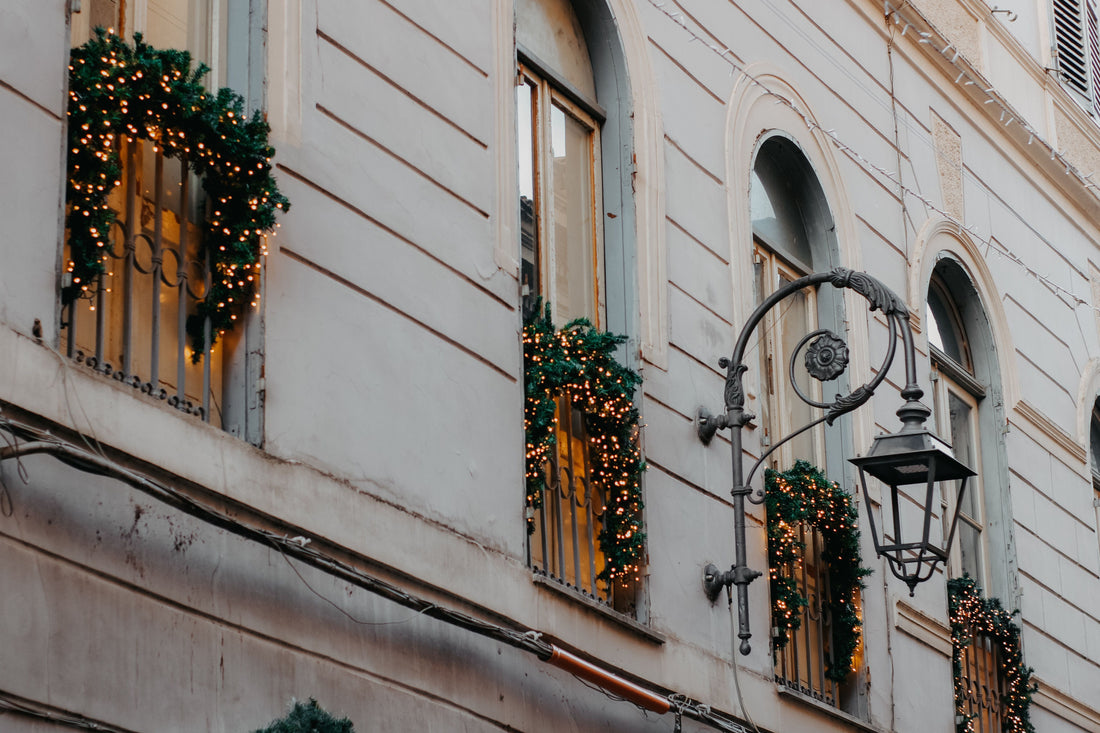 Comment décorer à Noël une fenêtre avec une jardinière ? Idées, inspirations et conseils pratiques