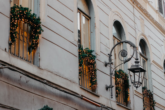 Comment décorer à Noël une fenêtre avec une jardinière ? Idées, inspirations et conseils pratiques